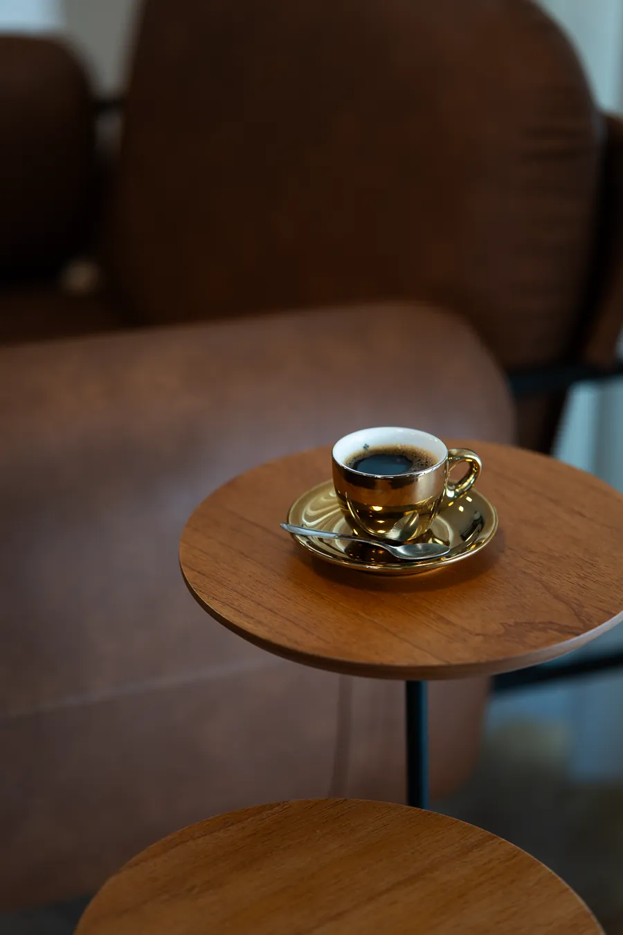 Xícara de café sobre mesa lateral de madeira