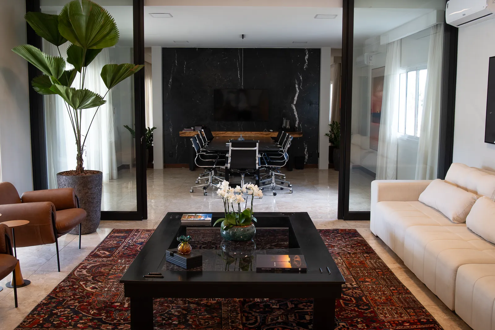 Sala de estar com tapete, sofá e mesa de centro
