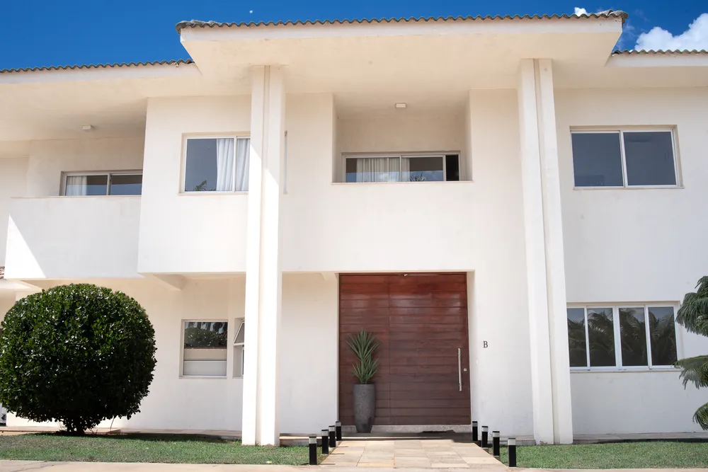 Fachada da casa e porta de entrada
