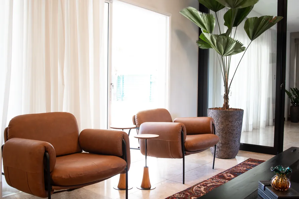 Poltronas de couro na recepção