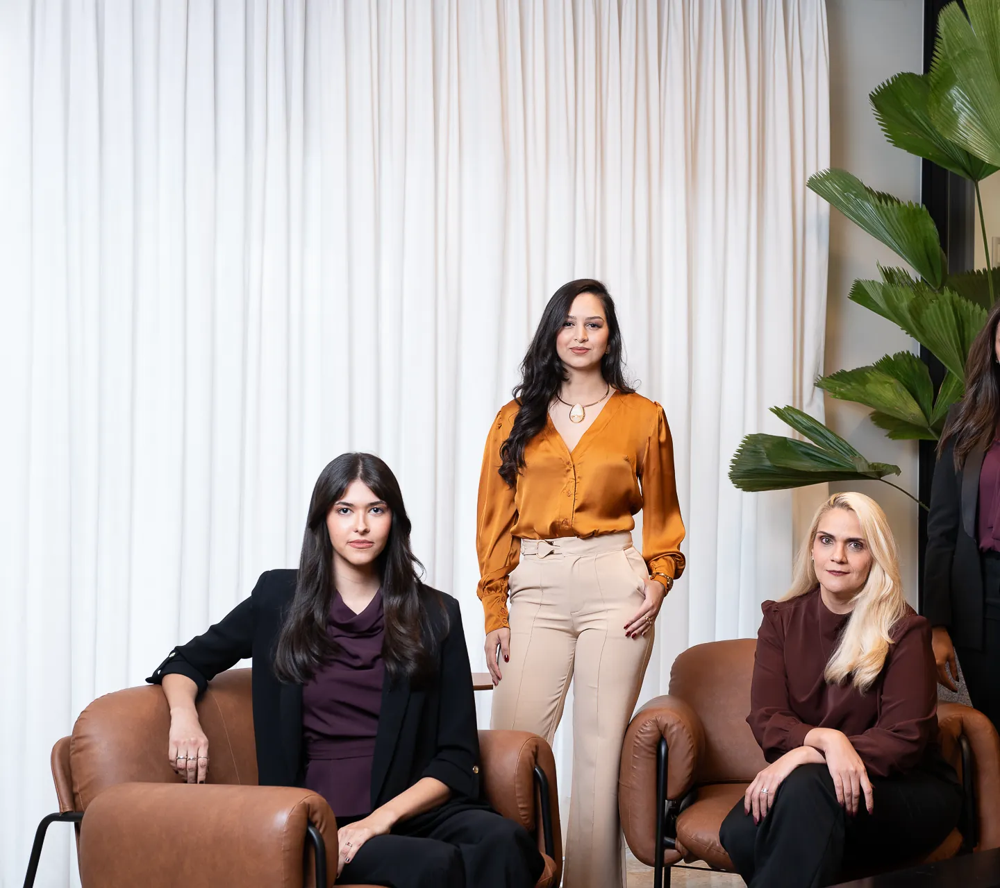 Três integrantes da equipe na sala de estar do escritório