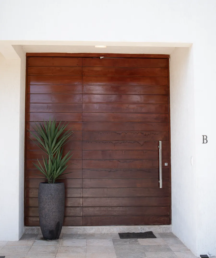 Porta de entrada do escritório, Casa B, no Lago Sul