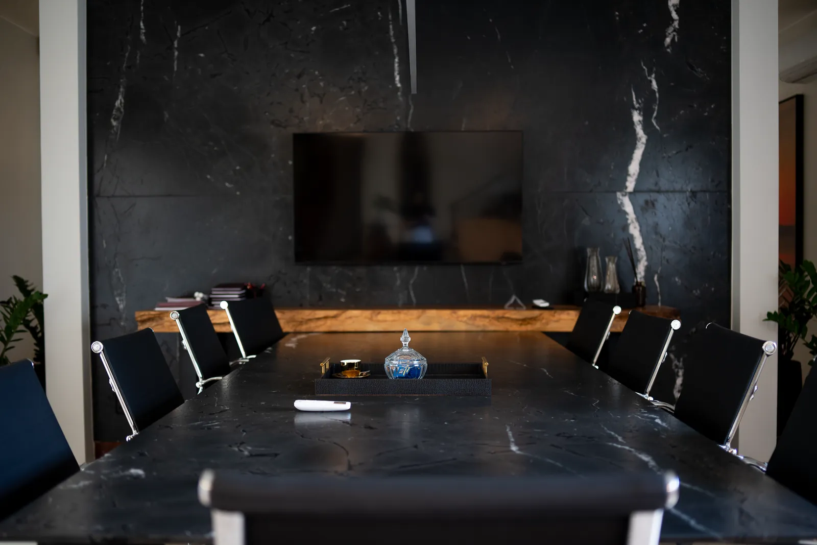 Sala de reuniões do escritório, com mesa de mármore